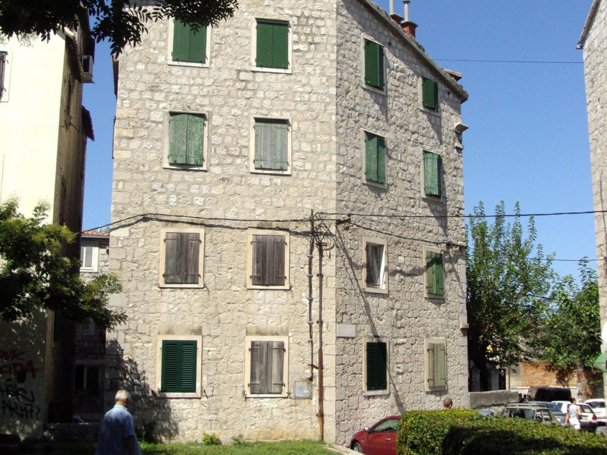 Sretna - *